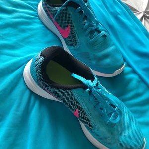 NIKE REVOLUTION 3 Running shoe SZ 4Y (fits an adult SZ 5.5)